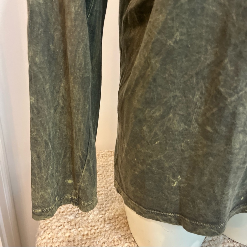 LA Teez Women’s Solid Green Distressed Top V Neck Size 2XL Long Sleeve Grunge - Picture 3 of 8